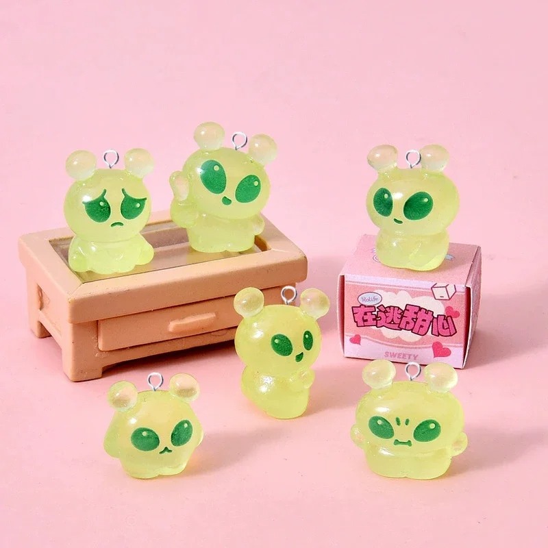 Resin Art Essentials - 10 個発光ミニグリーンエイリアン樹脂チャームかわいいフラットバックペンダント DIY ジュエリー所見物イヤリング作成用