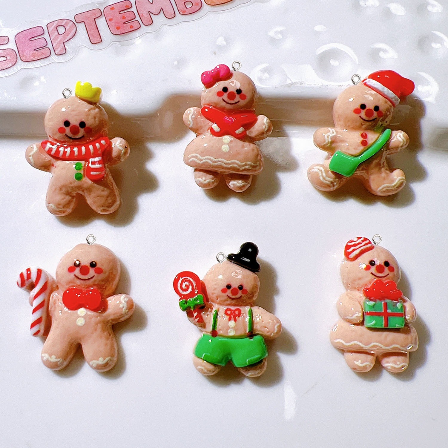 Resin Art Earrings Material - 10 個かわいいクリスマス人形平面樹脂チャームペンダントヘアピンジュエリー作成材料女の子イヤリング電話チェーンキーアートフック