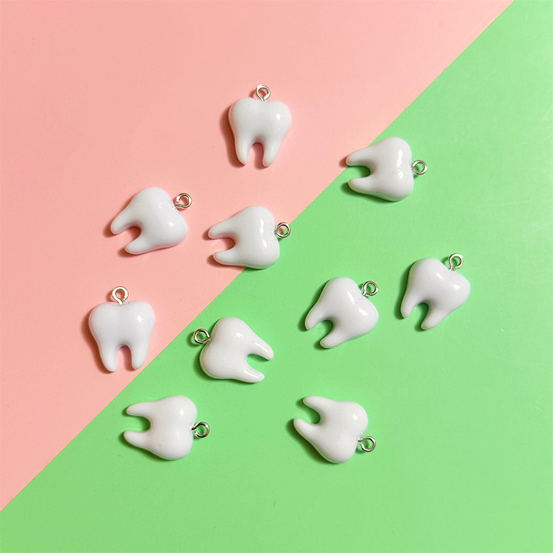 10 個かわいい白い歯樹脂ペンダント小さな歯チャームジュエリ - Resin Art Essentials のレビューと価格