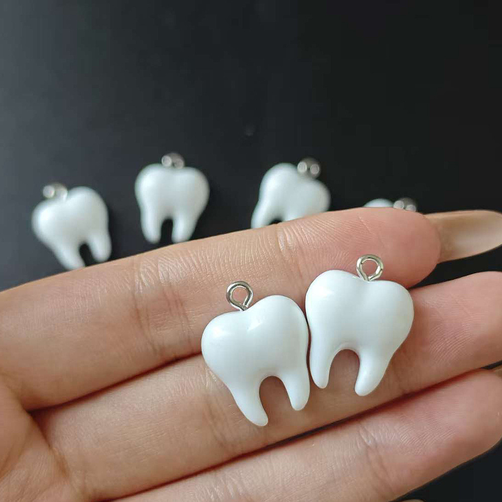 10 個かわいい白い歯樹脂ペンダント小さな歯チャームジュエリ - Resin Art Essentials のレビューと価格