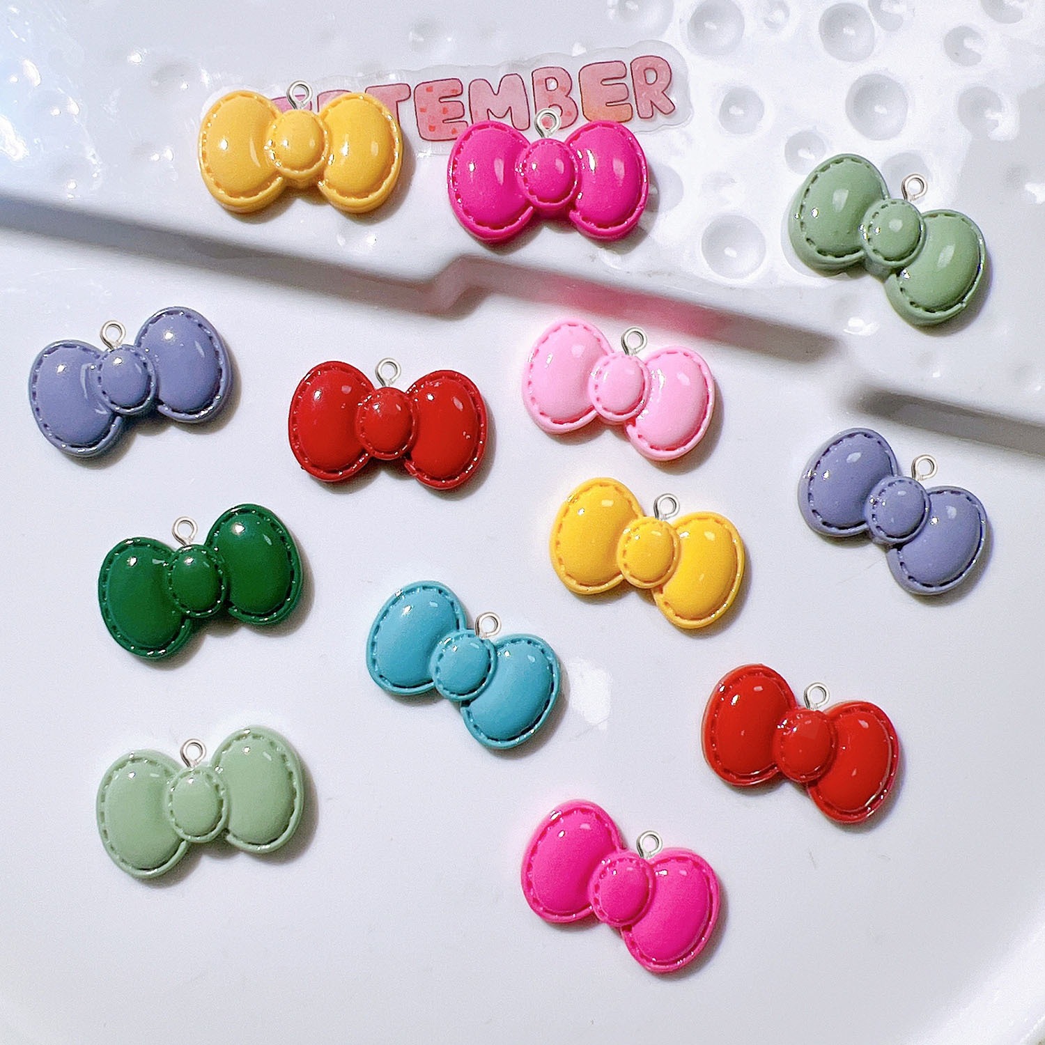 10 個かわいい漫画ちょう結び樹脂ペンダントジュエリー所見ア - Resin Art Earrings Material のレビューと価格