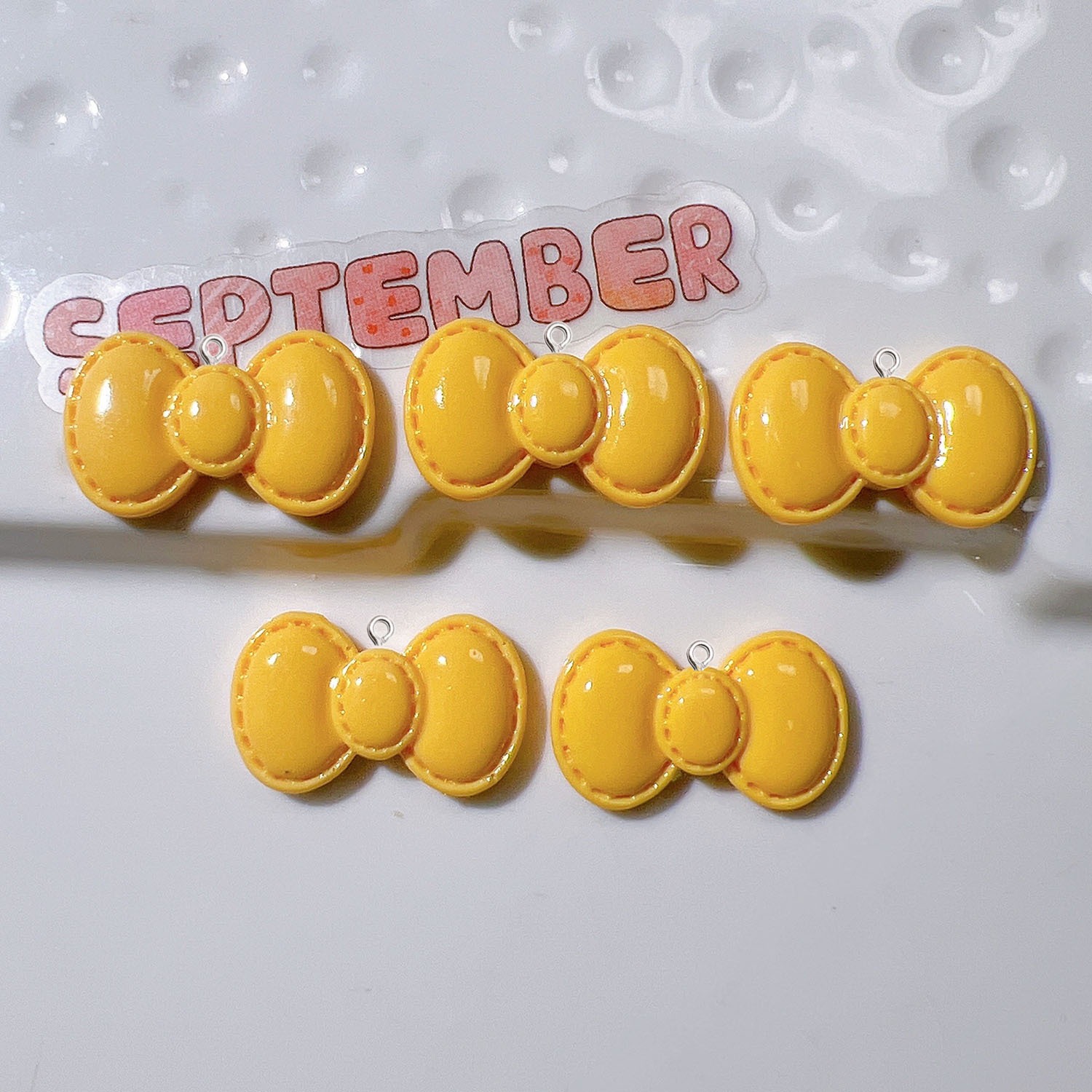 10 個かわいい漫画ちょう結び樹脂ペンダントジュエリー所見ア - Resin Art Earrings Material のレビューと価格