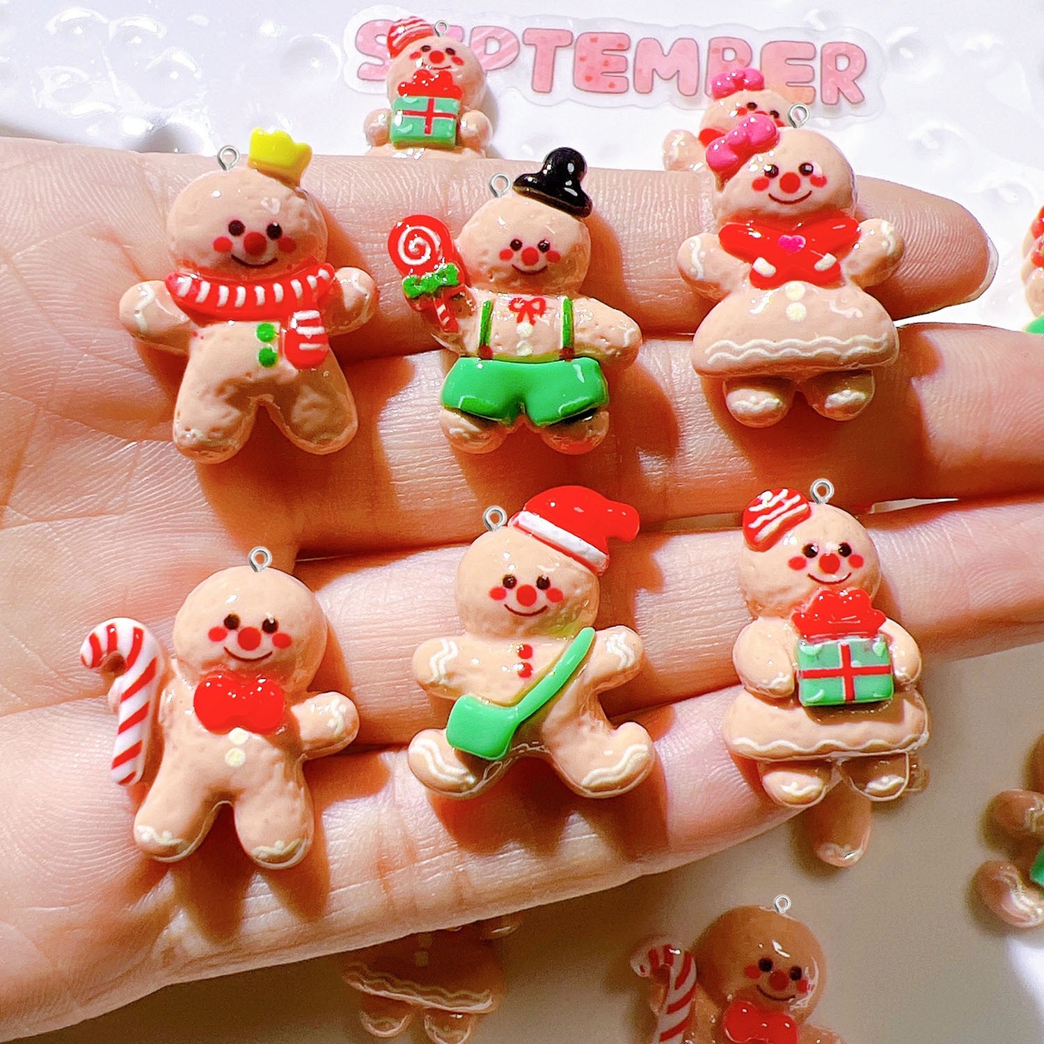 10 個かわいいクリスマス人形平面樹脂チャームペンダントヘア - Resin Art Earrings Material のレビューと価格